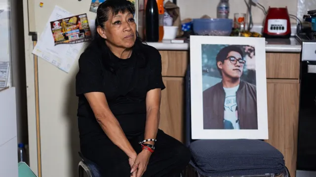 Graciela Hernández junto a la foto de su hijo Miguel Ángel Rojas. Foto: N+