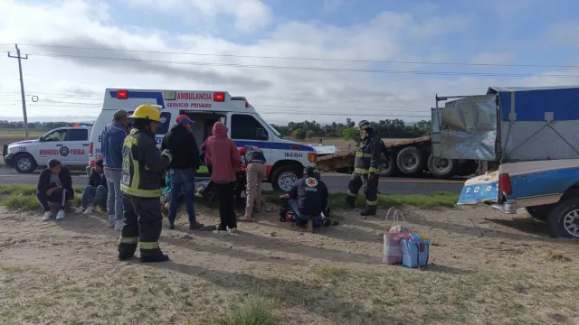 Accidente de camioneta y tráiler deja ocho lesionados. Foto: SICOM Capital de la Tecnología