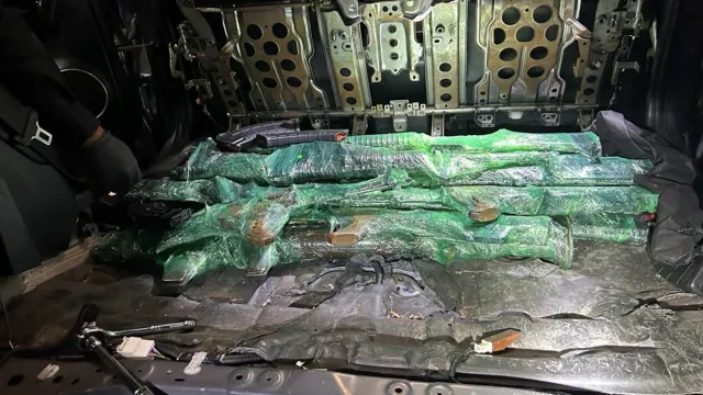 Armas escondidas en el compartimento. Foto: CBP