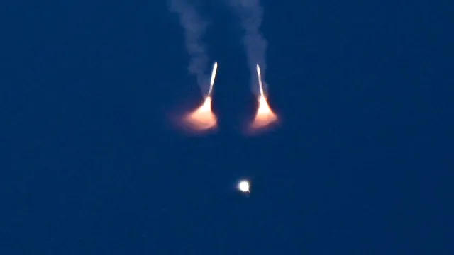 La cápsula tripulada Artemis II Orion de la NASA asciende tras el despegue, con sus propulsores de combustible sólido ya desprendidos. Foto: Reuters