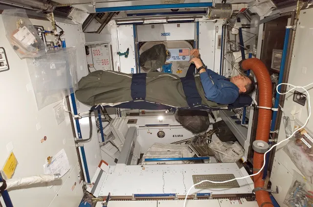 El astronauta Paolo Nespoli durmiendo en la Estación Espacial Internacional en 2007