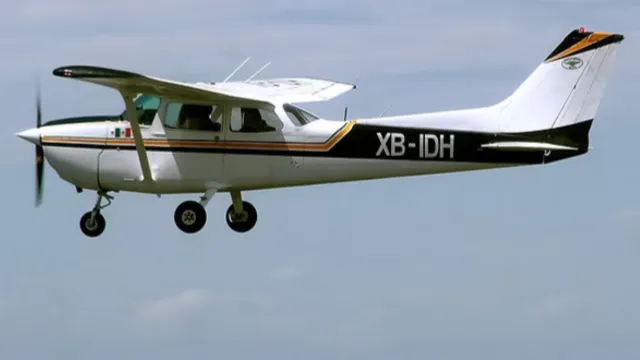 Avioneta tipo Cessna C-172 similar a la que se desplomó en Puebla. Foto: Escuela de Aviación México