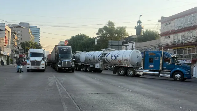 Tráileres y pipas se suman a bloqueo en Revolución. Foto: N+