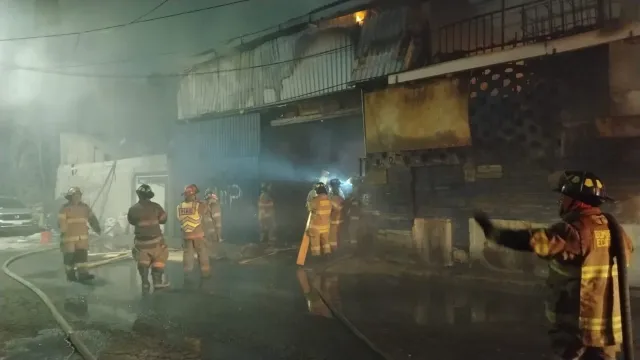 Los bomberos lograron sofocar el incendio. 