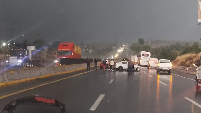 En el choque múltiple participaron dos vehículos y una camioneta