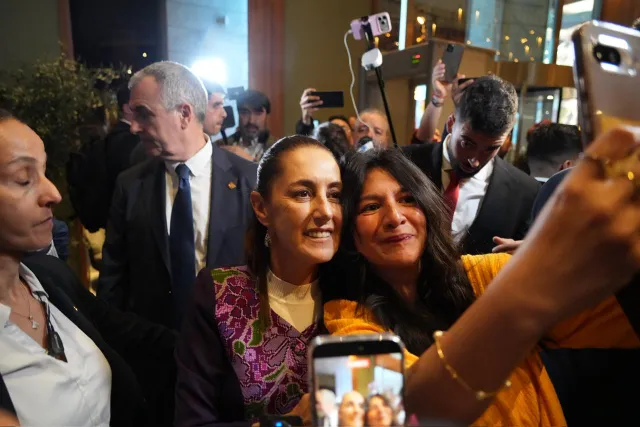 Claudia Sheinbaum firmó autógrafos y se tomó fotos con mexicanos en Barcelona