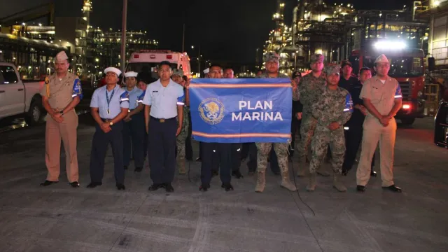 Activación del Plan Marina tras incendio en la refinería OImeca. Foto: Semar