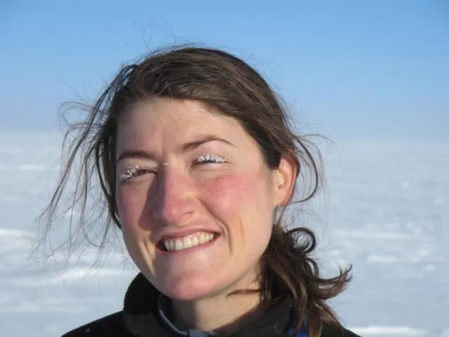 Christina Koch durante su trabajo en la Antártida, donde enfrentó condiciones extremas que fortalecieron su experiencia rumbo a las misiones espaciales