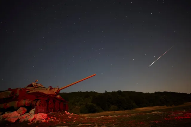 Lluvia de estrellas junto a un monumento en los Balcanes
