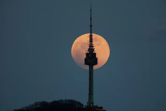Luna llena sobre Seúl