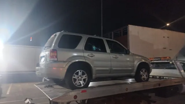 Camioneta de seis personas que llevaban mercancía sustraída de una tienda. Foto: SSP Teziutlán