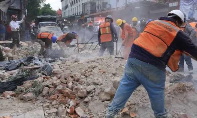 Escombros de barda colapsada son retirados. Foto: Gobierno de la CDMX