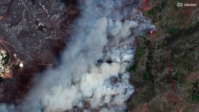 Imagen satelital de cómo las llamas del incendio Sandy están fuera de control. Foto: Reuters