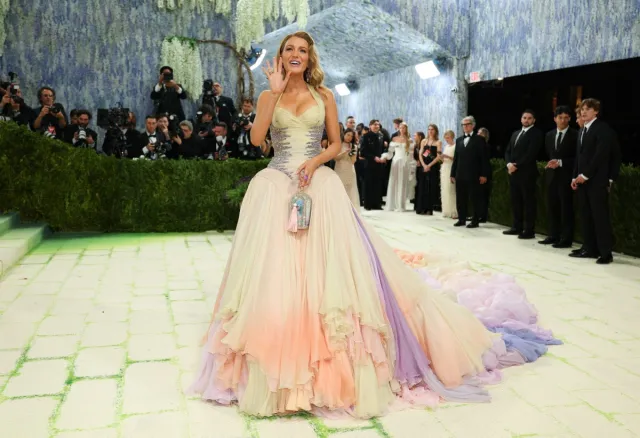 Blake Lively con un vestido clásico de Atelier Versace