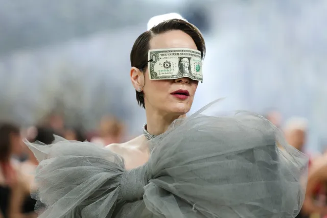 Sarah Paulson acude con un dólar en la cara a la Met Gala 2026