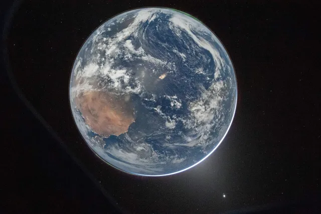 Foto del planeta Tierra tomada desde la nave Orión en la misión Artemis II