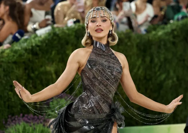 Sabrina Carpenter con un vestido hecho con la película Sabrina