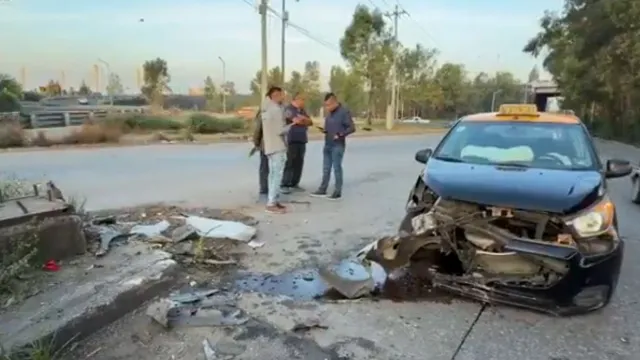 Un taxi fue dañado por el impacto con un tráiler. Foto: N+