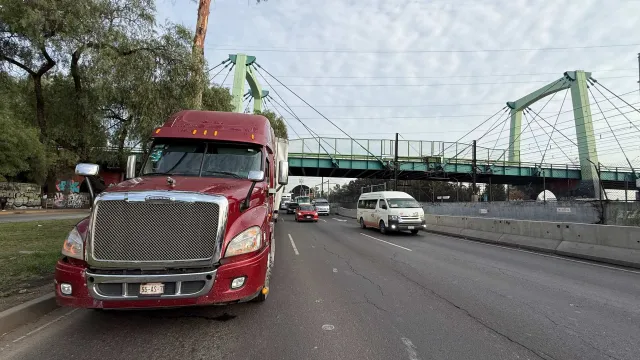 El accidente de tráiler causó tráfico en la Calzada Ignacio Zaragoza. Foto: N+