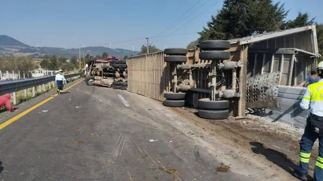 La unidad volcó sobre su costado en el kilómetro 223. Foto: Grupos de emergencias