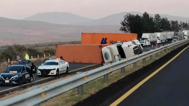 Volcadura de tráiler. Foto: Guardia Nacional