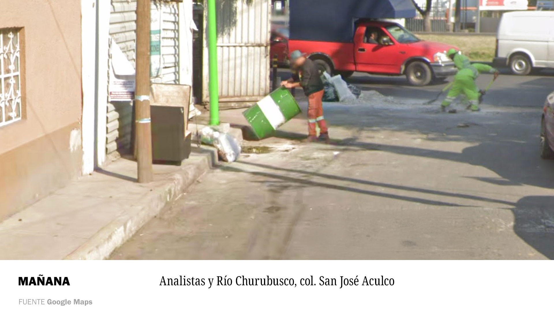 Foto de una calle limpia en Iztapalapa en la que se ve a trabajadores de limpieza por la mañana