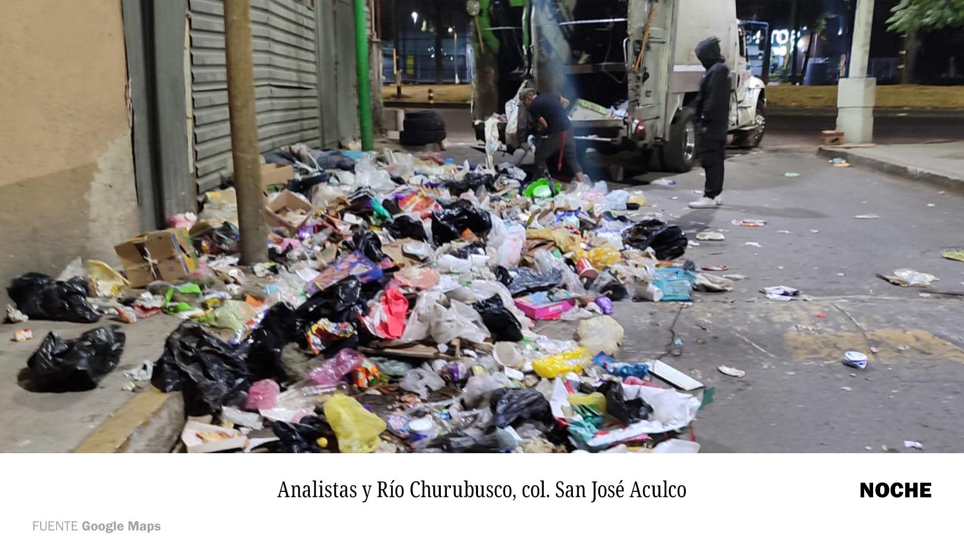 Foto de una calle llena de basura en Iztapalapa en la que se ve a trabajadores de limpieza por la noche