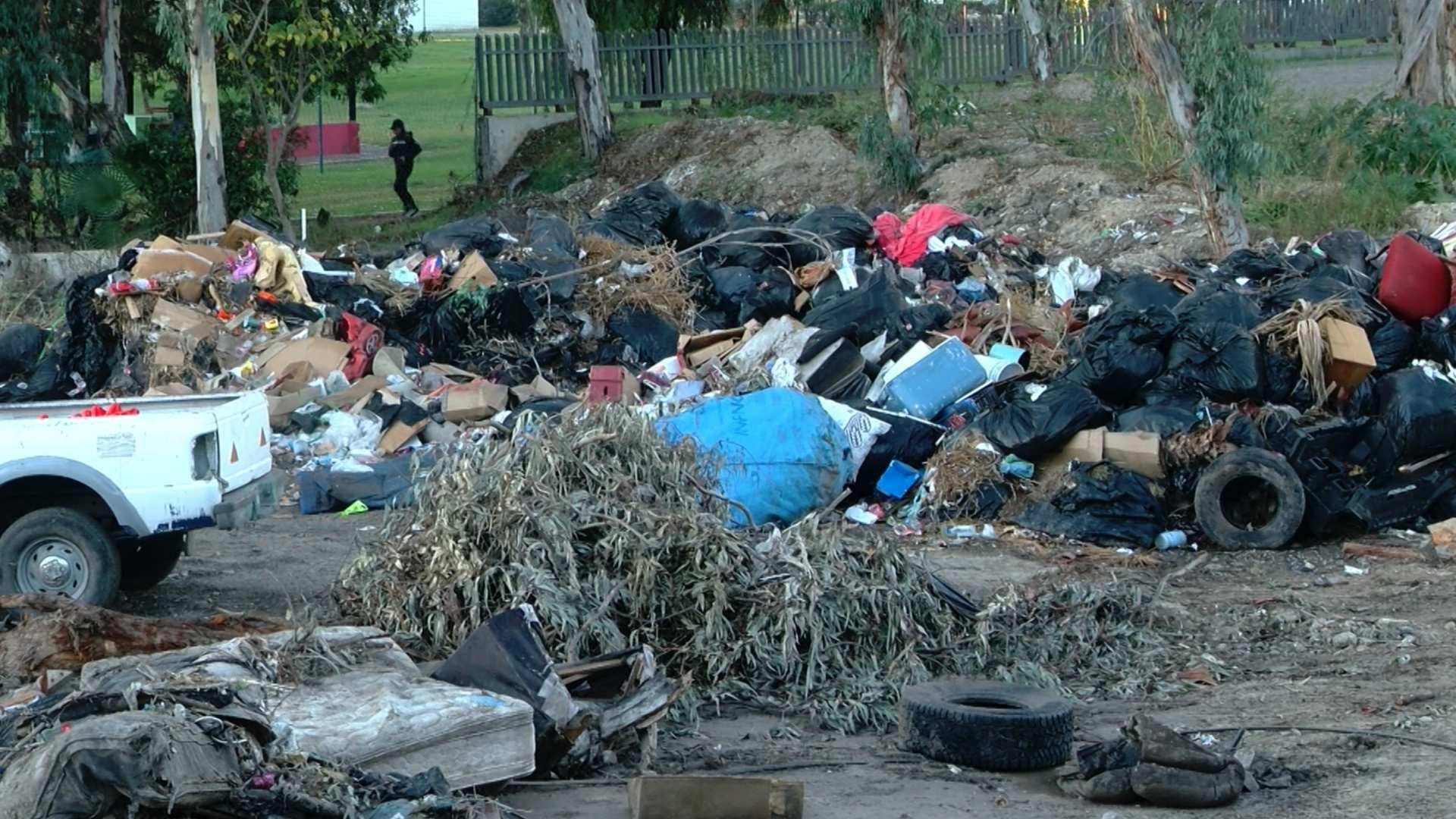 Entre Malos Olores y Basura Viven Residentes de Otay Centenario | N+