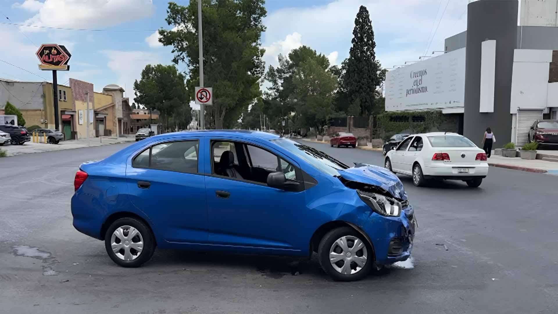 Conductor se Pasa Semáforo en Rojo y Choca contra Dos Vehículos en ...