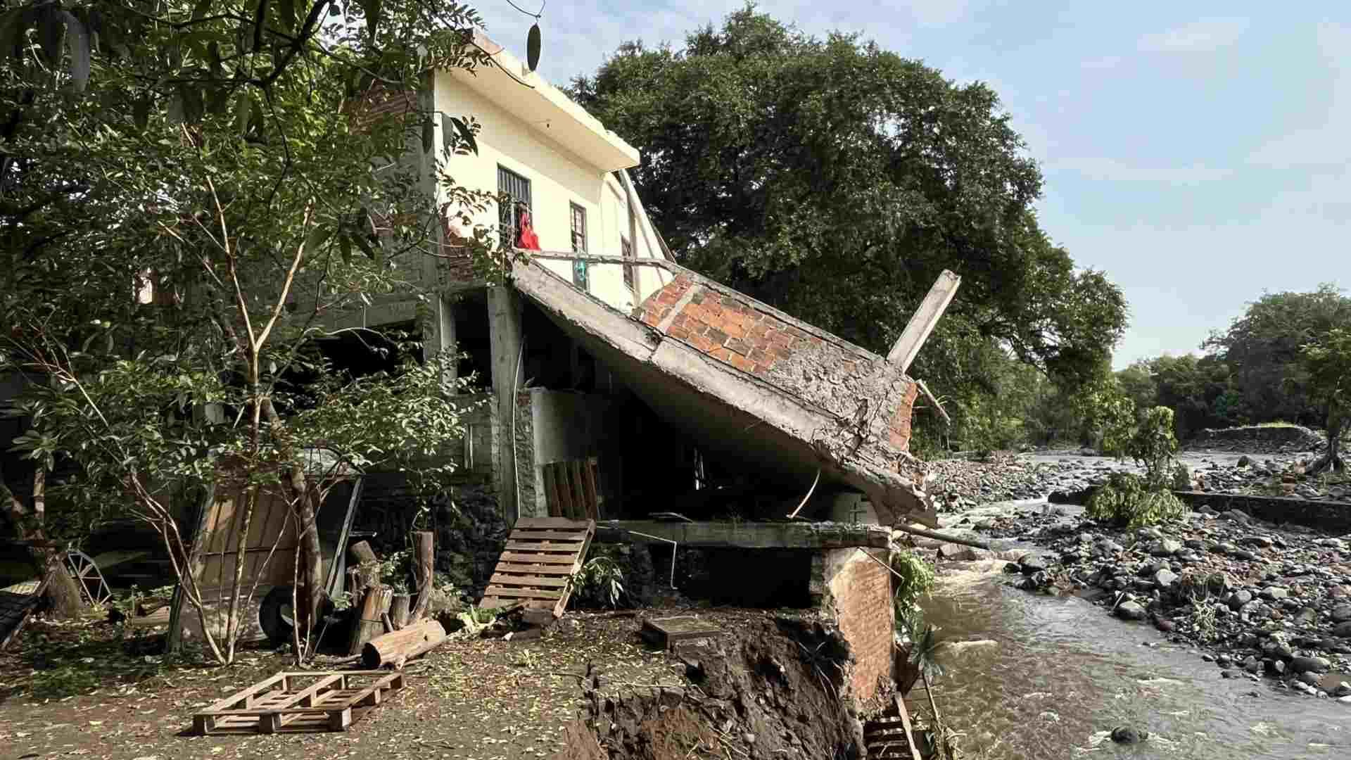 Lluvias Desbordan Ríos e Inundan Casas en Colima | N+