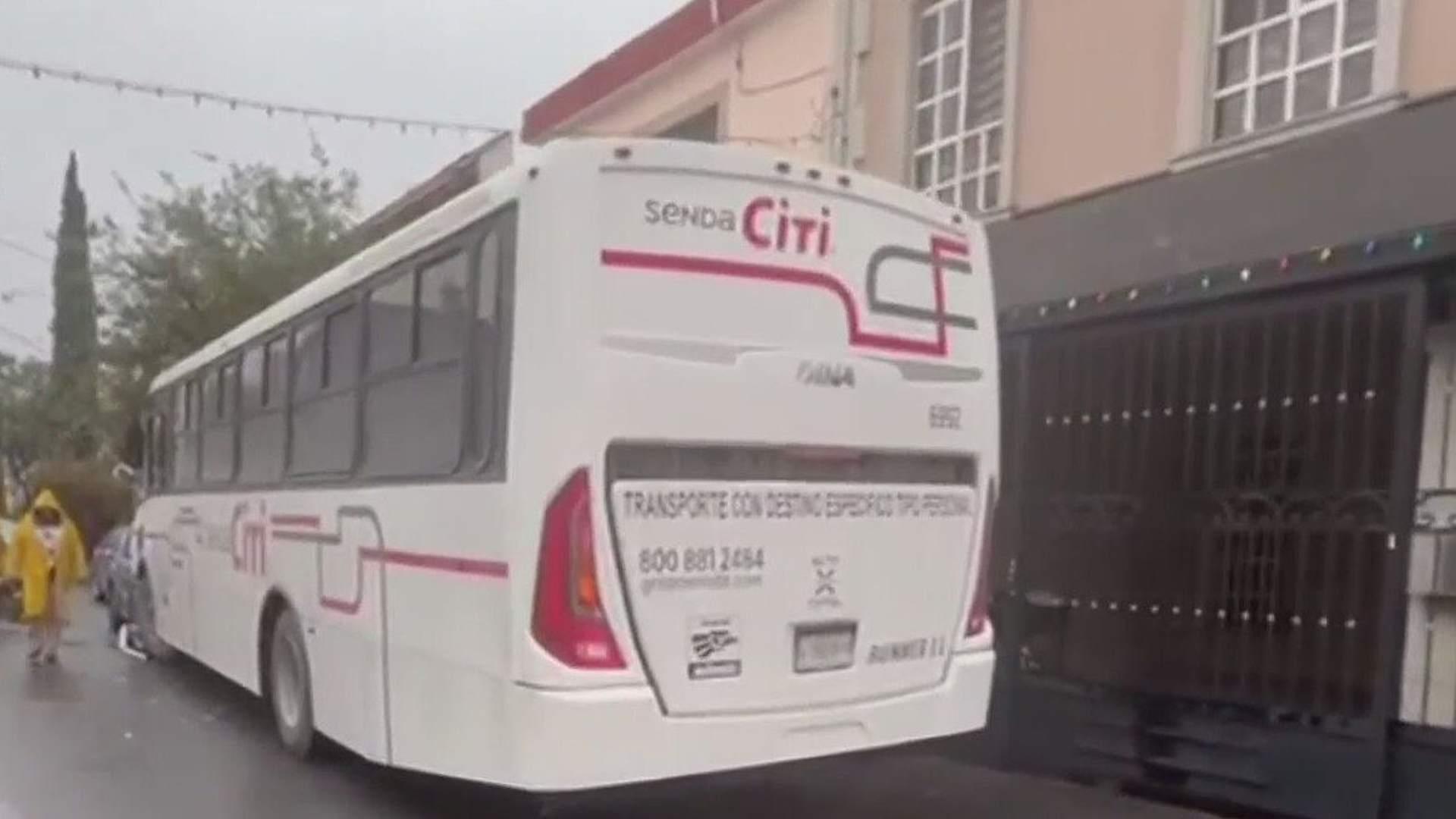 Se Queda Camión sin Frenos y Choca a Carros Estacionados en Monterrey | N+
