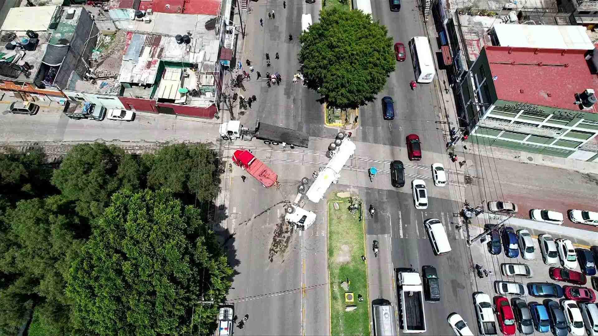 Una Pipa Fue Embestida por un Tren en Ecatepec; Así Lo Contaron ...
