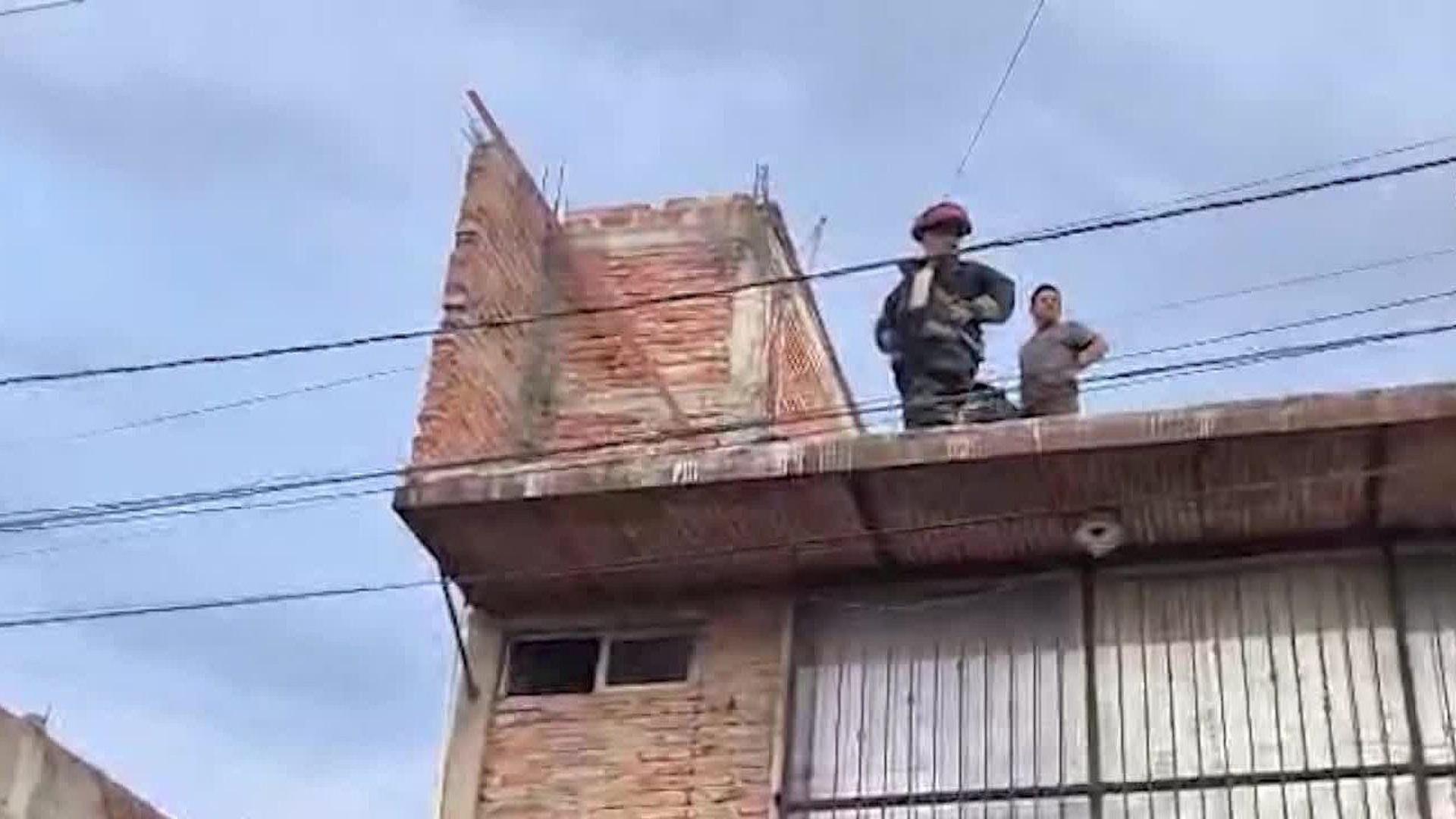 Hombre Recibe Descarga Eléctrica y Cae de Seis Metros de Altura en ...