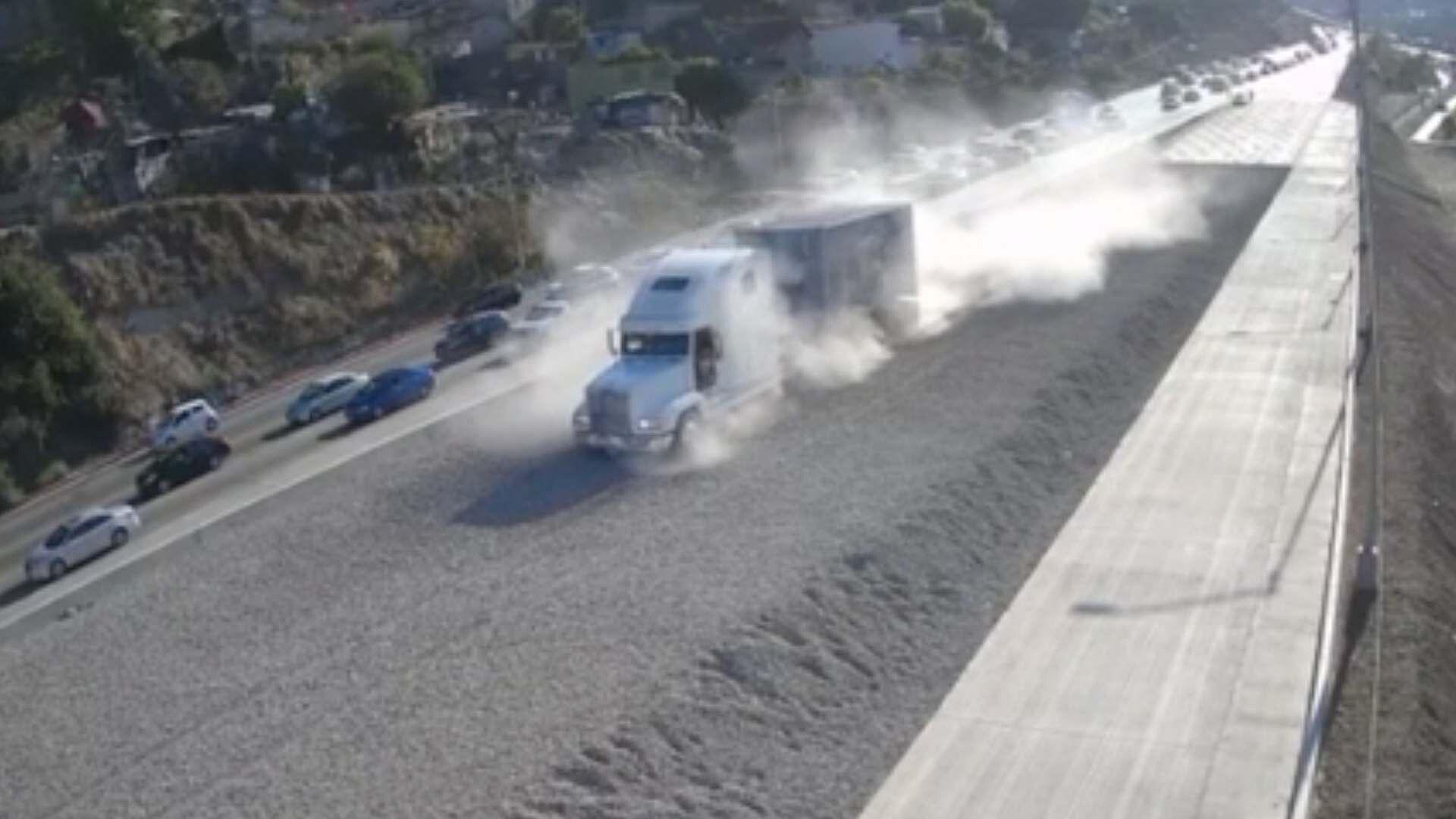 Tijuana Tractocamión Sin Frenos Utiliza Rampa de Frenado y Evita