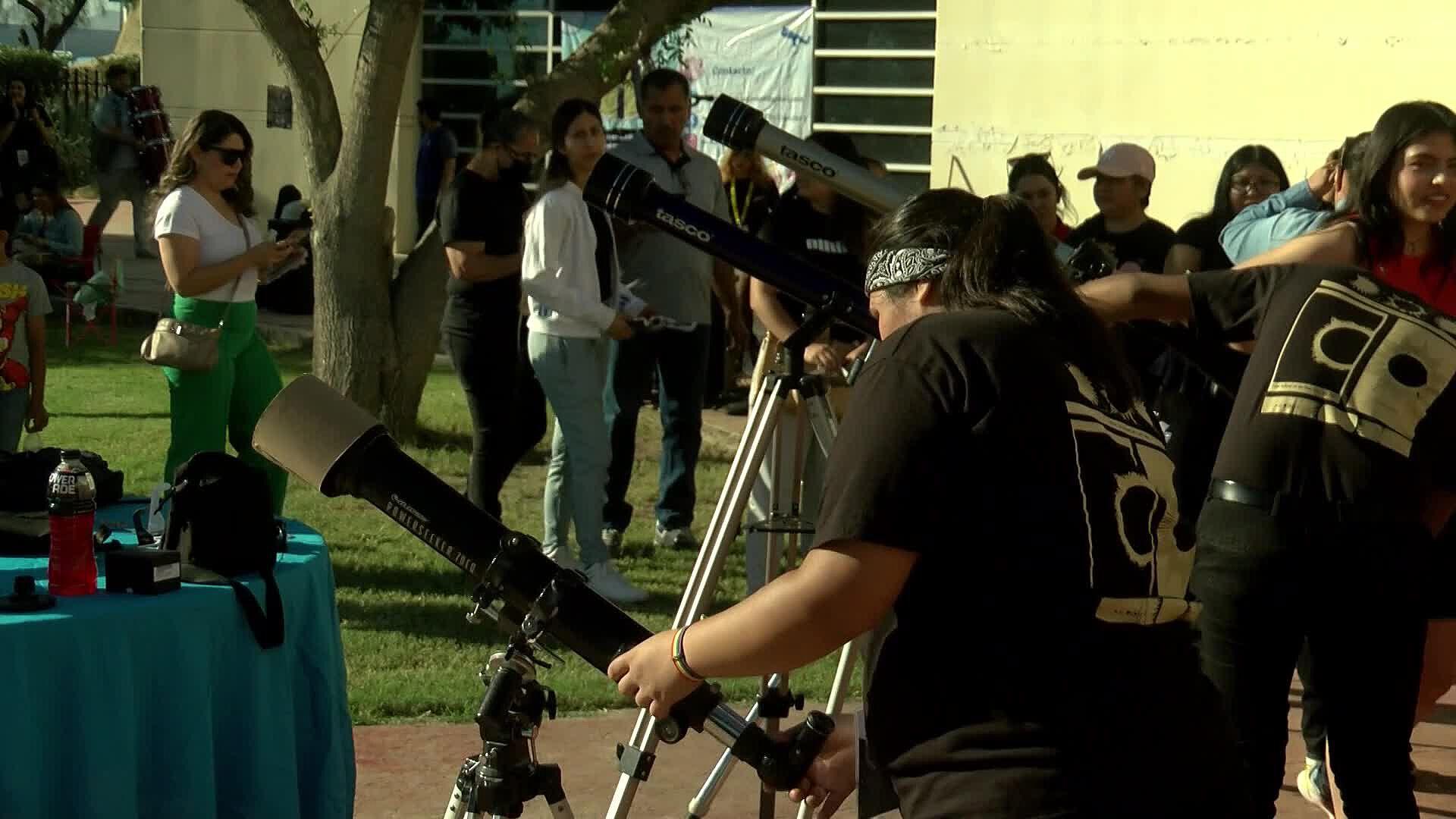 Cientos de Personas se Reunieron Para Admirar el Eclipse Solar en