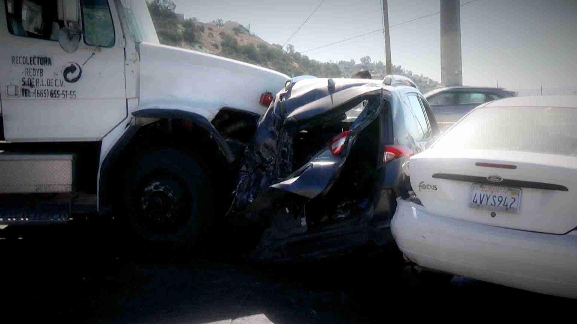 Víctimas de Choque de Tráiler en Tijuana Siguen Sin Recibir