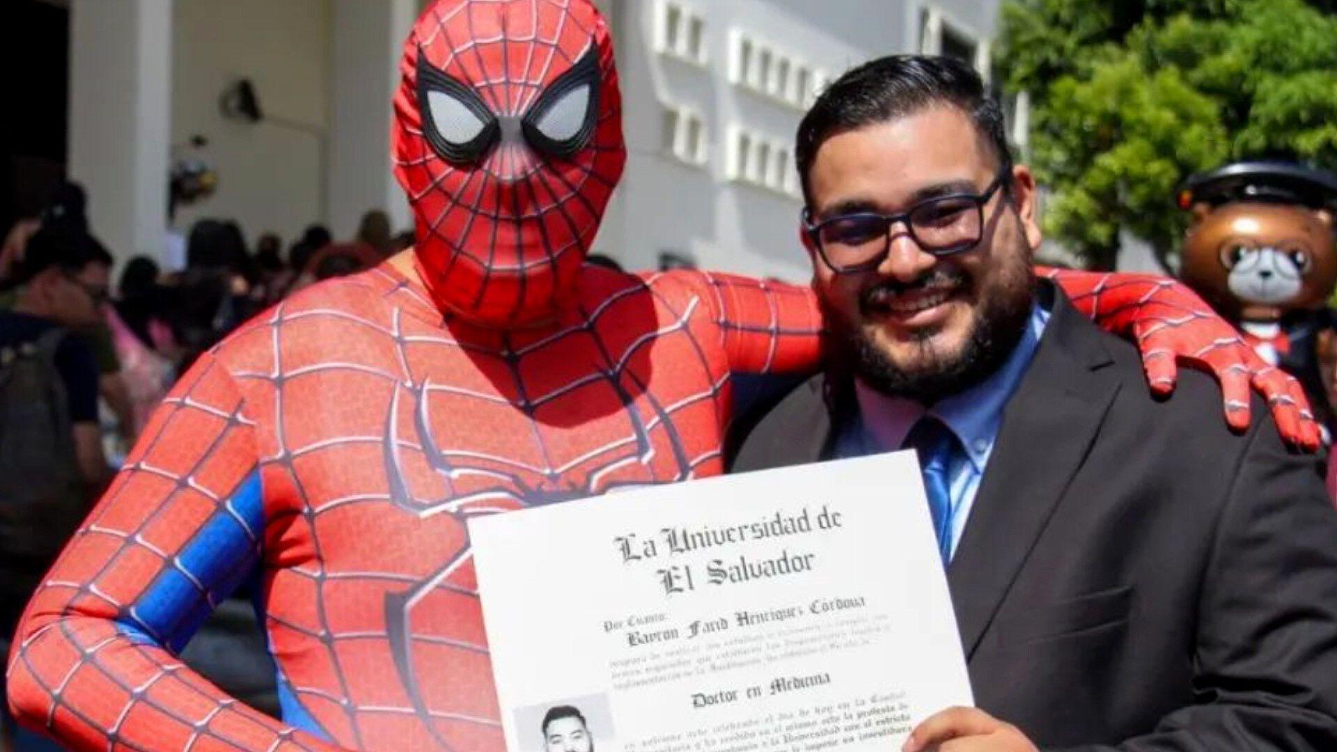 Padre Se Disfraza de Spiderman en la Graduación de su Hijo | N+