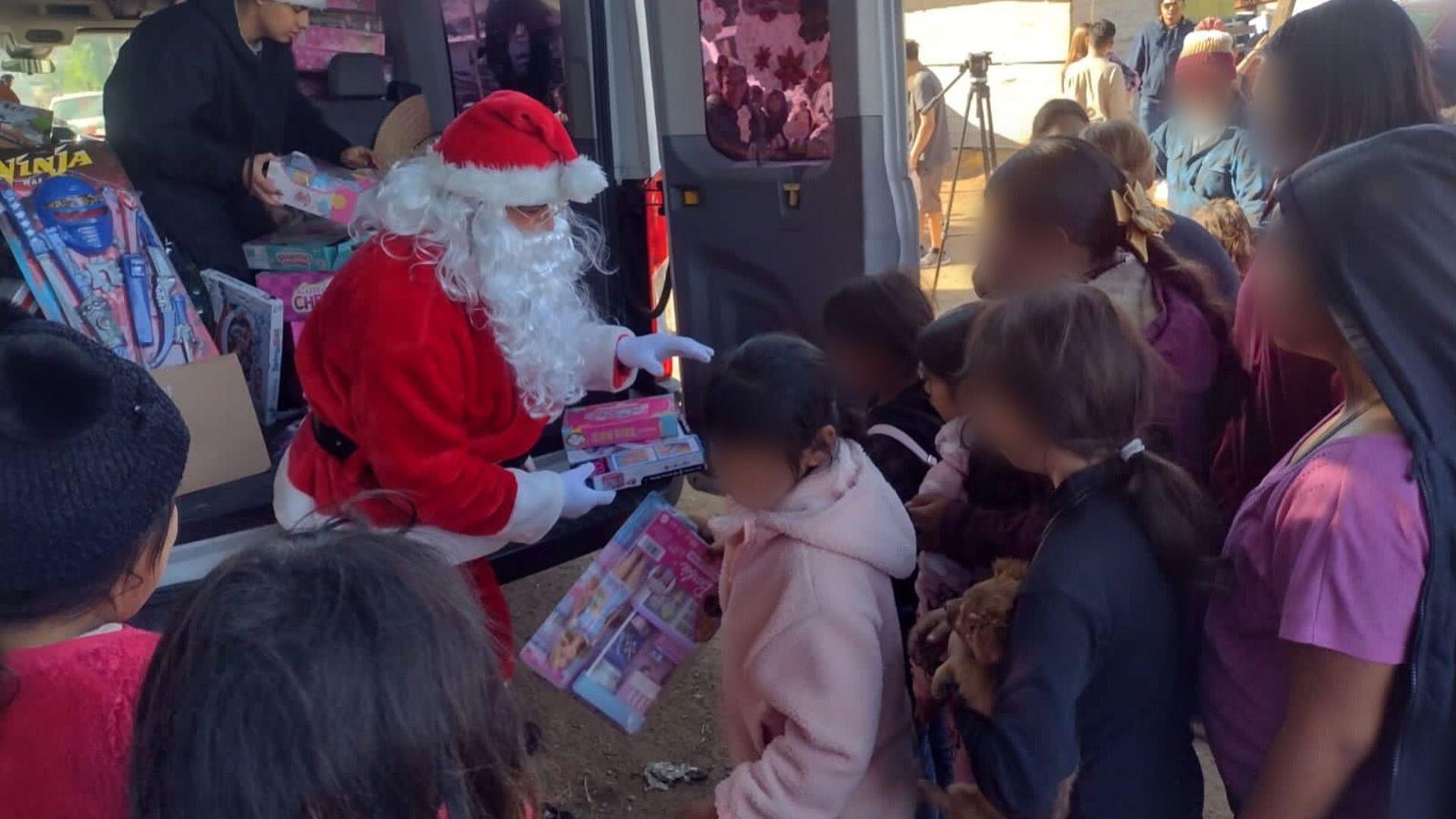 Caravana de California Lleva la Navidad Colonias Vulnerables de Tijuana