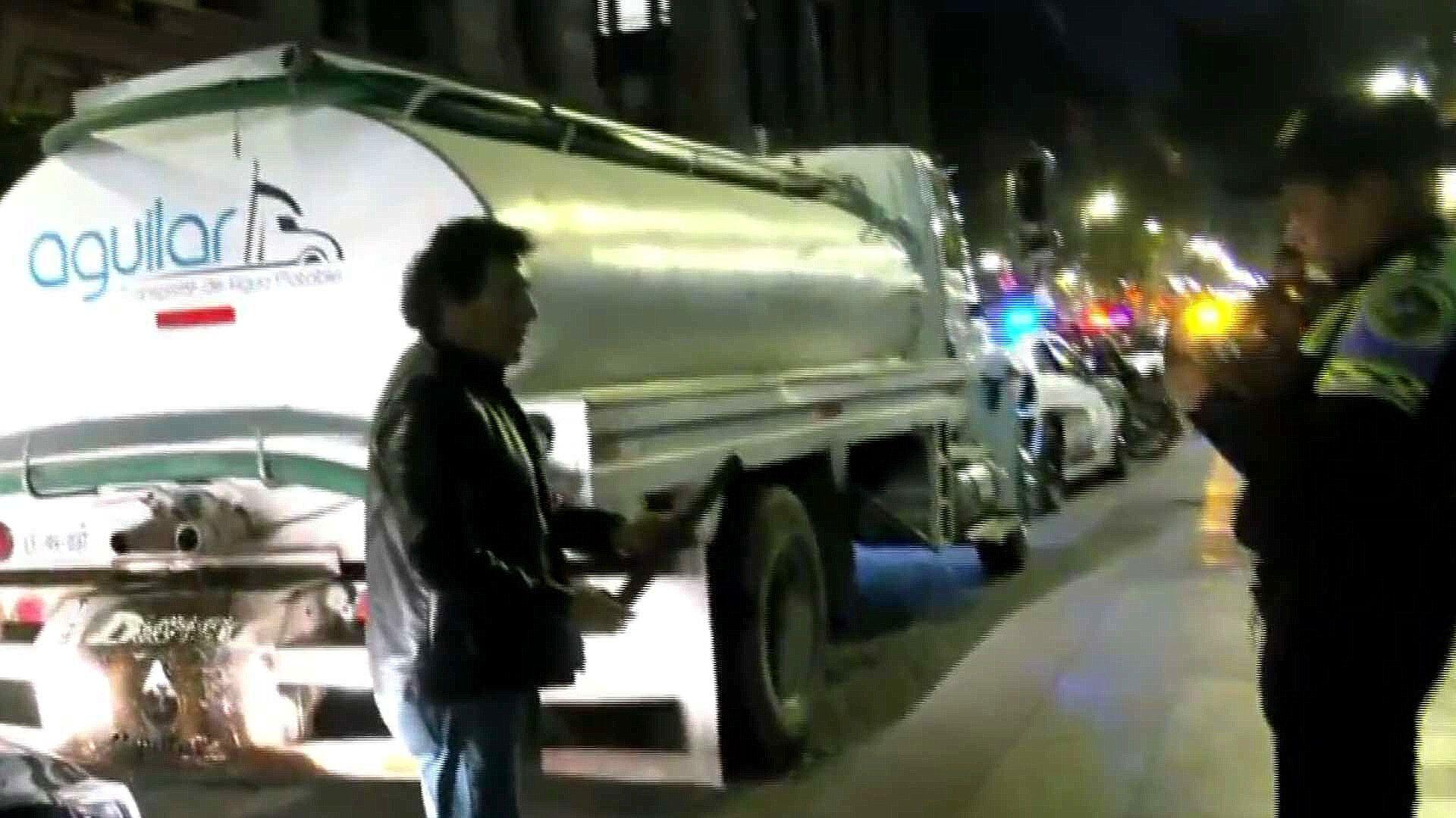 Conductor de Pipa con Agua se Da a la Fuga tras Choque en Eje Central ...