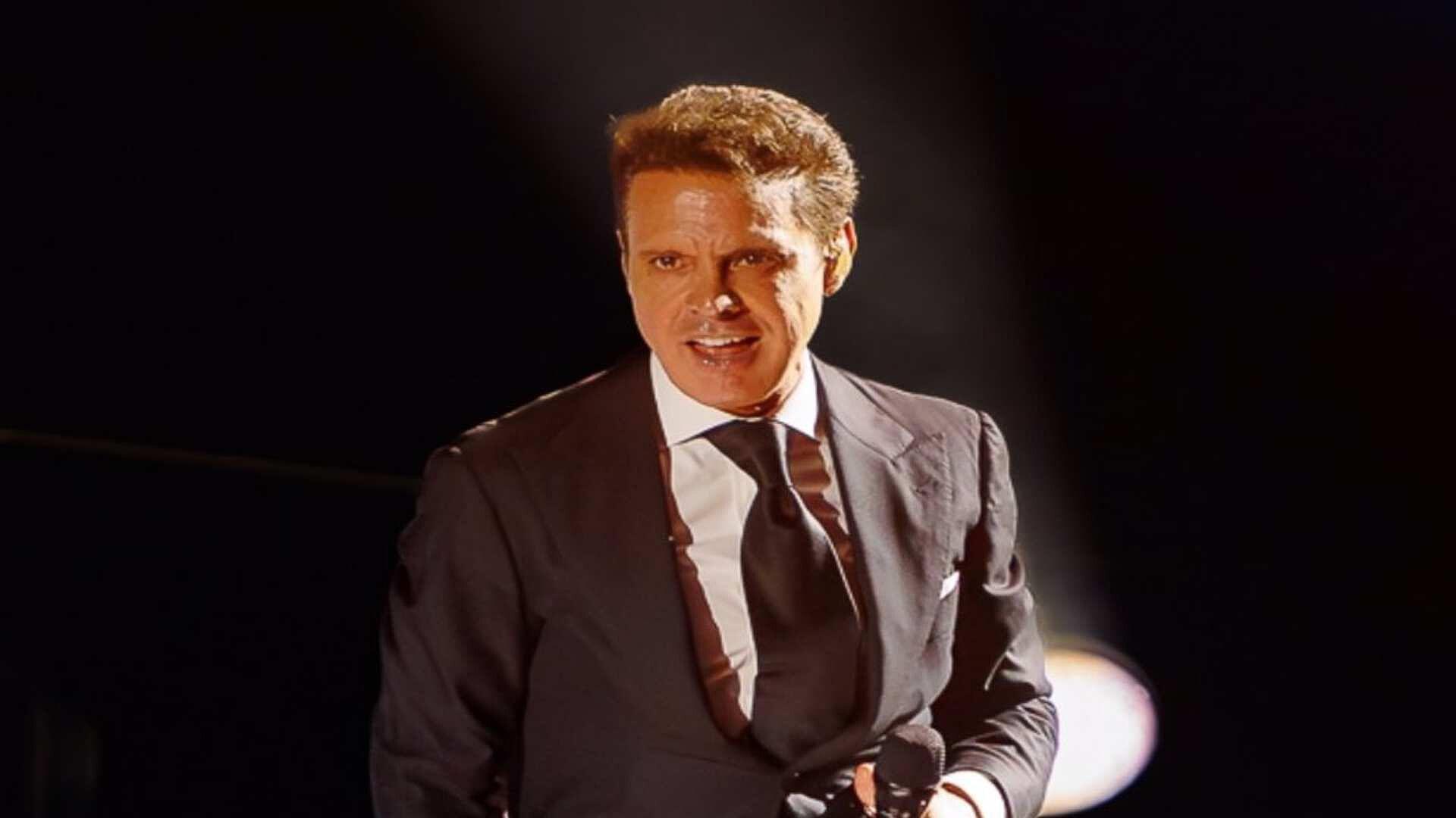 Luis Miguel Baja de Helicóptero para Saludar Fans En República