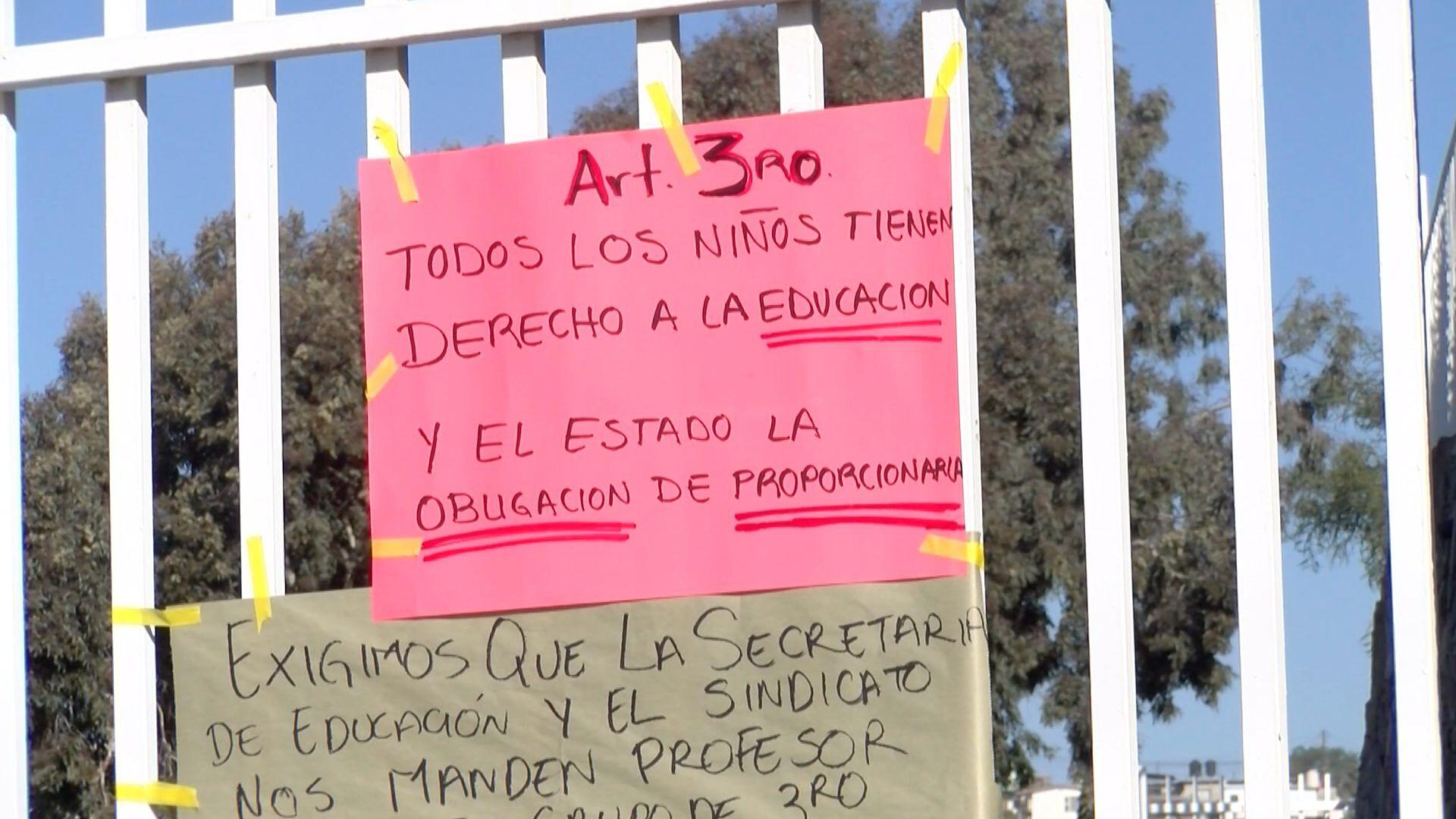 Padres Toman Primaria Por Falta de Maestros en Ensenada | N+