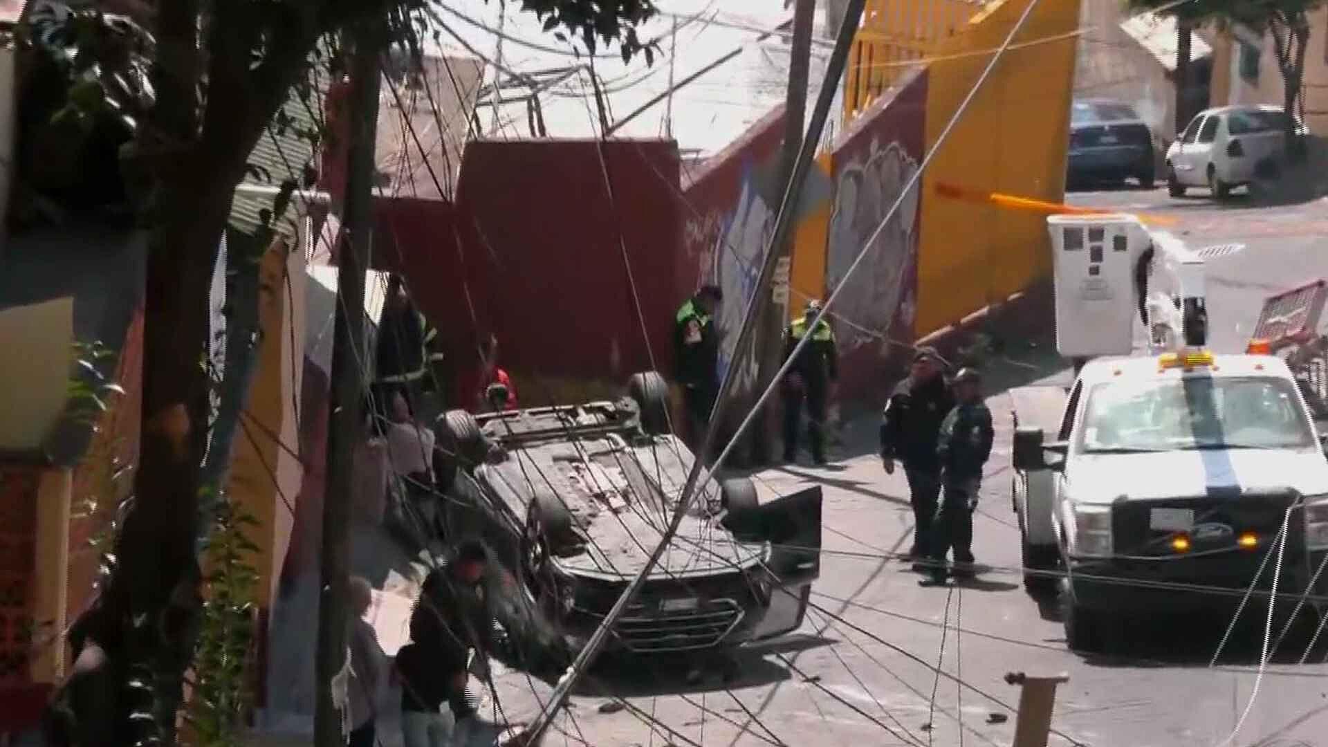 Mujer Pierde el Control de su Auto y Queda Volcada en Calle Empinada de ...
