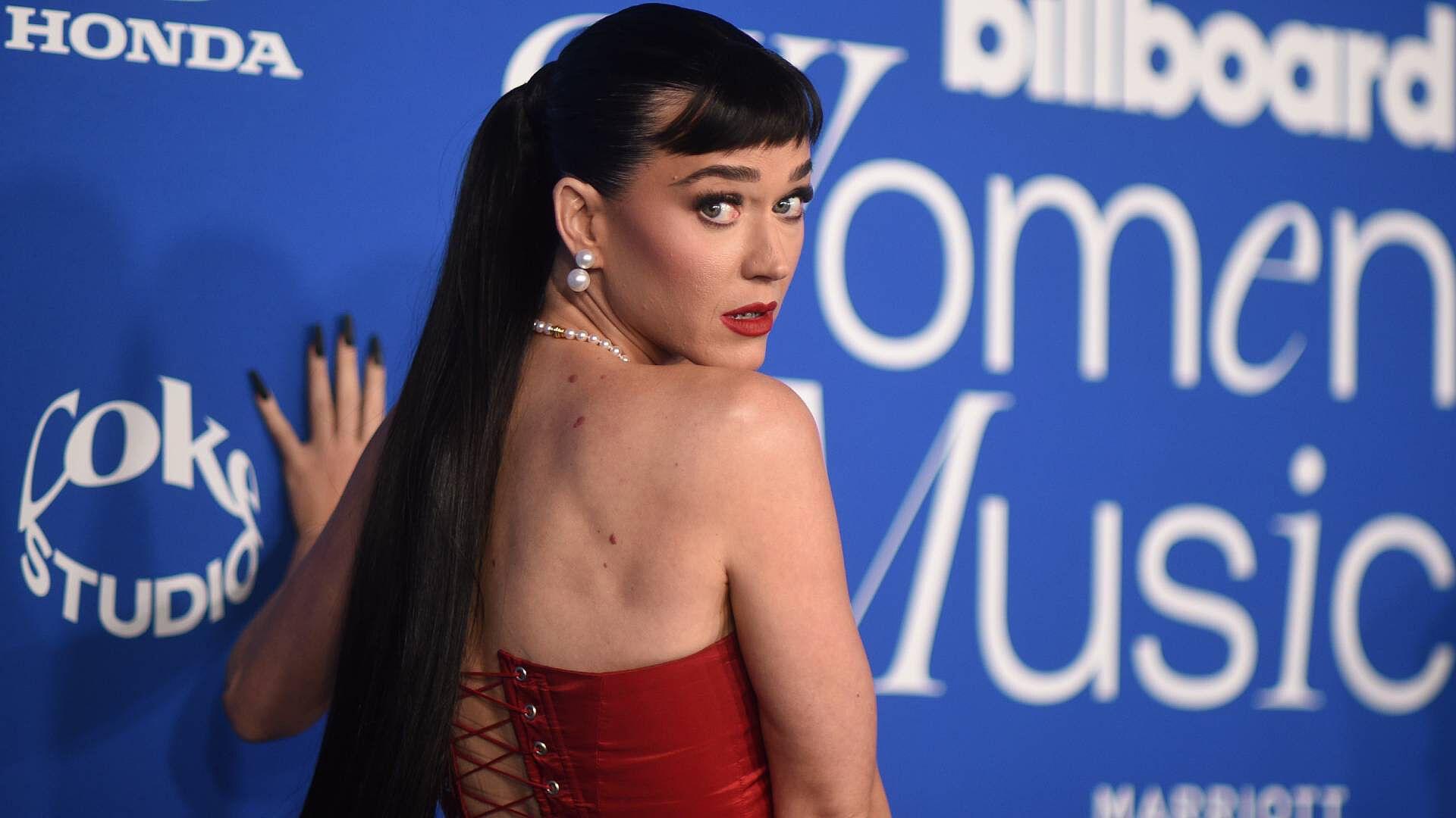 Katy Perry Luce Atrevido Atuendo Rojo en Premios Billboard Women