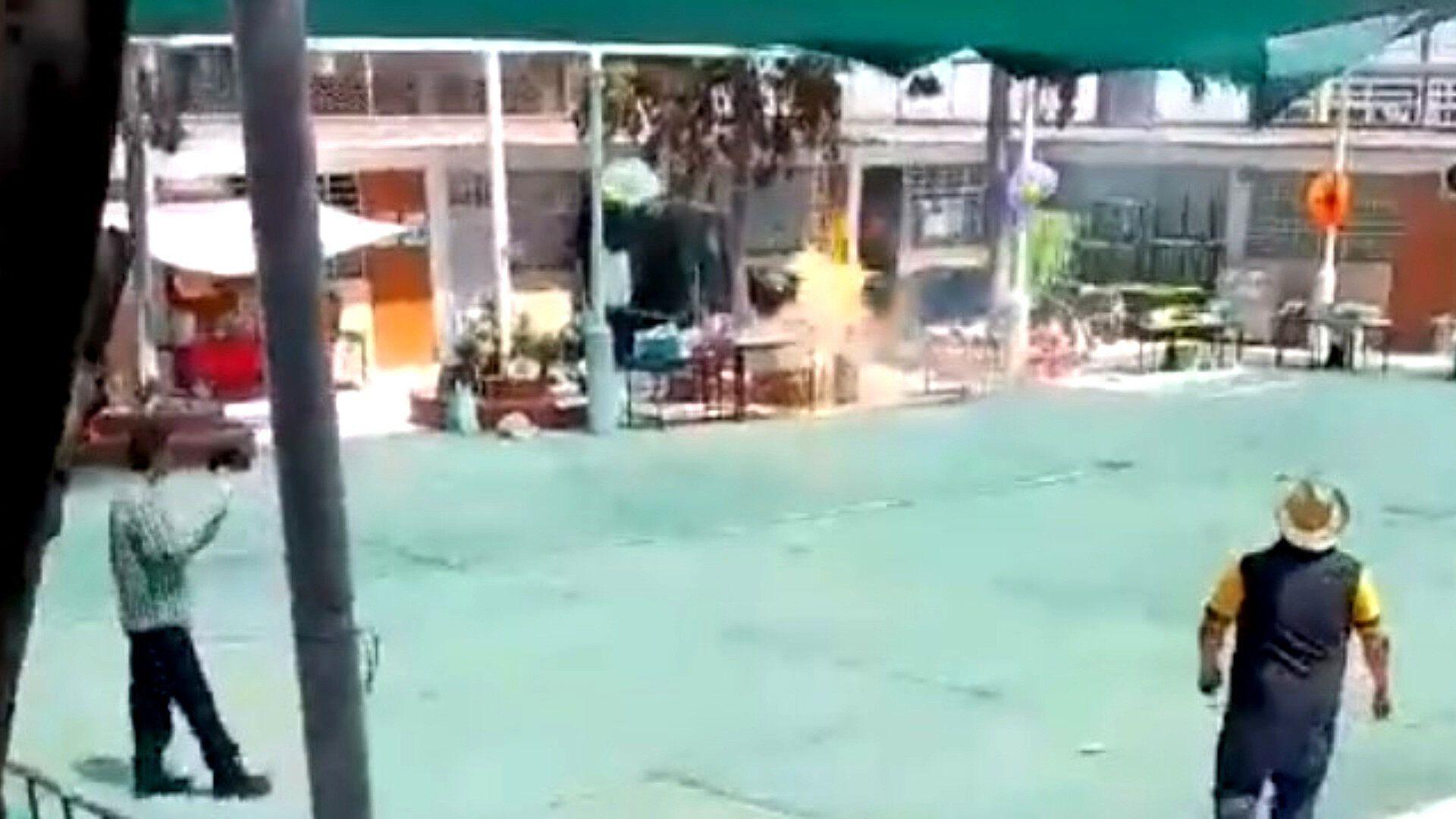 VIDEO: Flamazo Causa Pánico Durante Festival de la Primavera en Escuela Primaria en Ecatepec