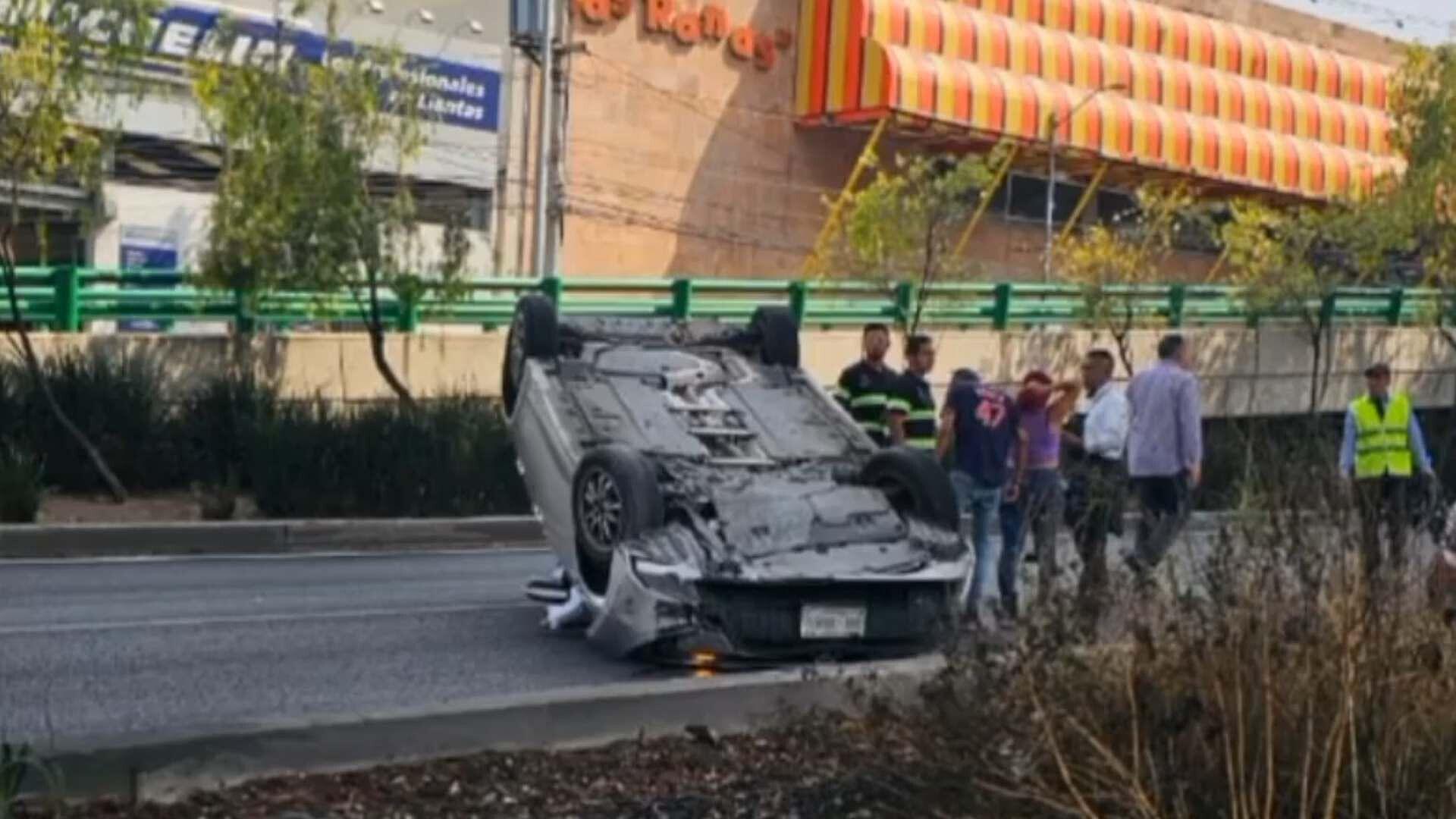 Accidentes CDMX Hoy: Bomberos Atienden Volcadura de Vehículo en ...