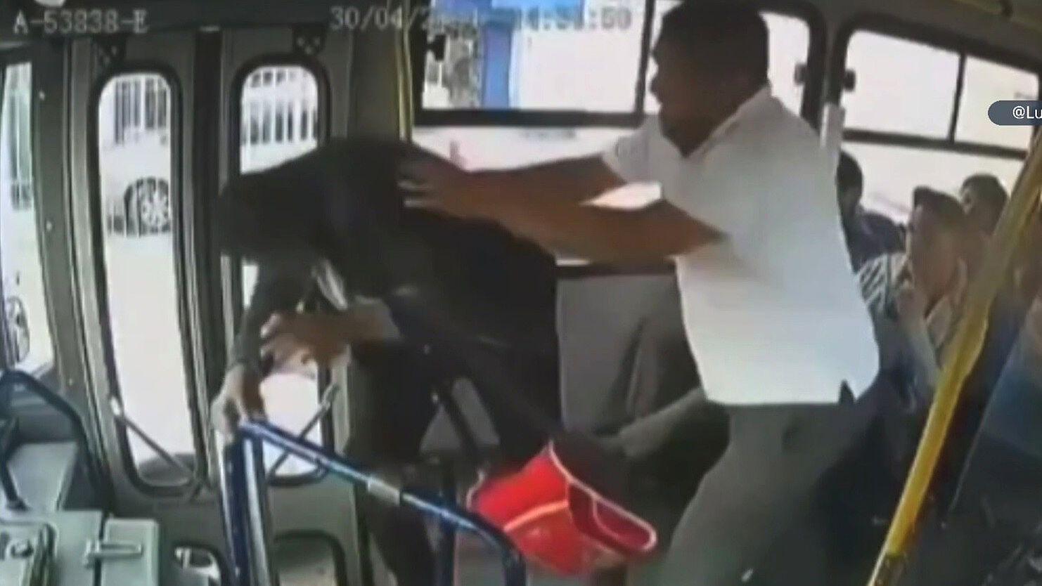 VIDEO: Chofer Golpea a Hombre por Acosar a Pasajera en Transporte Público  en Estado de México