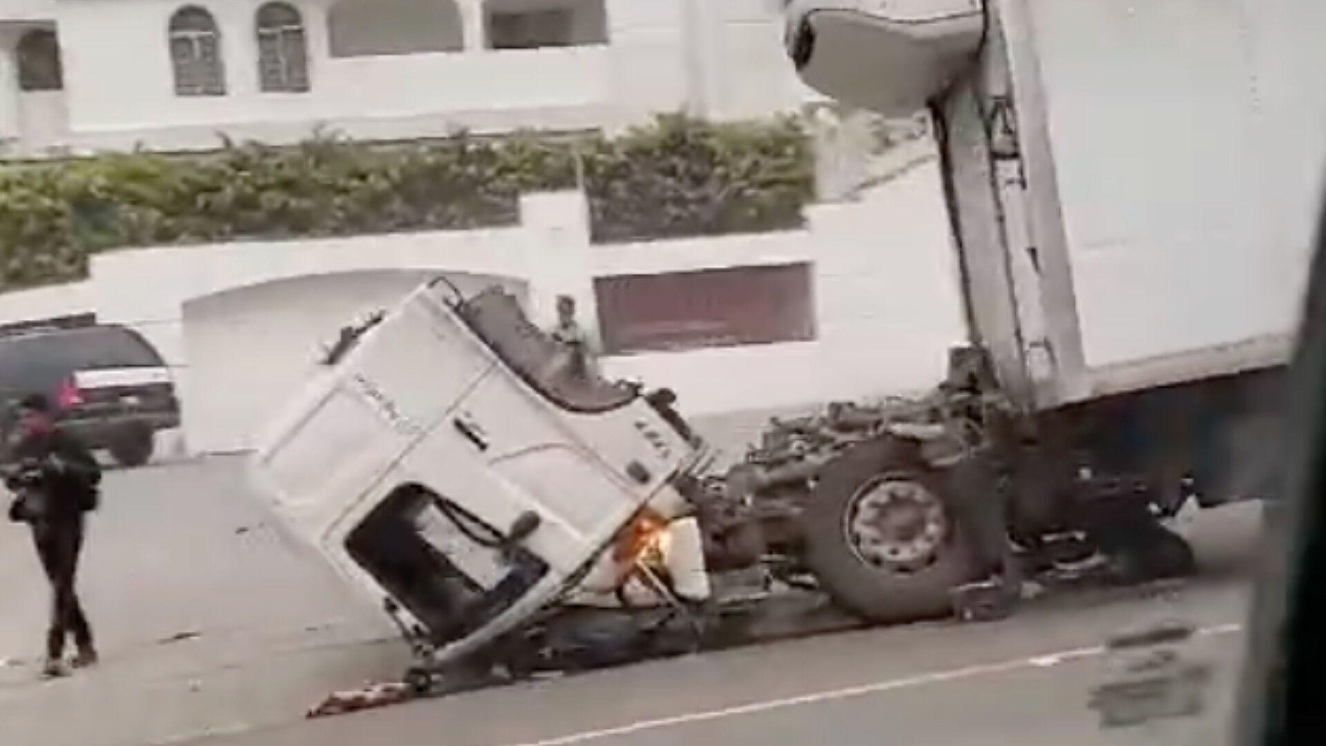 Tráiler se Queda Sin Frenos en Pleno Bulevar Fundadores de Tijuana N+