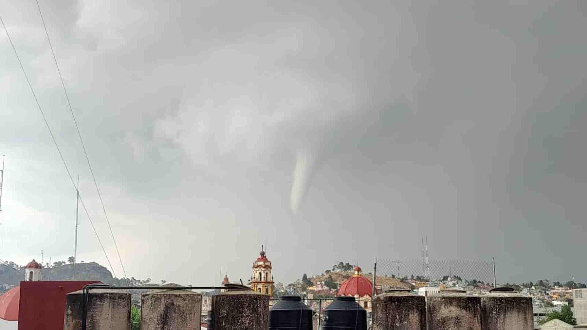 VIDEO: Fuertes Vientos y Lluvias Forman Tornado en Toluca