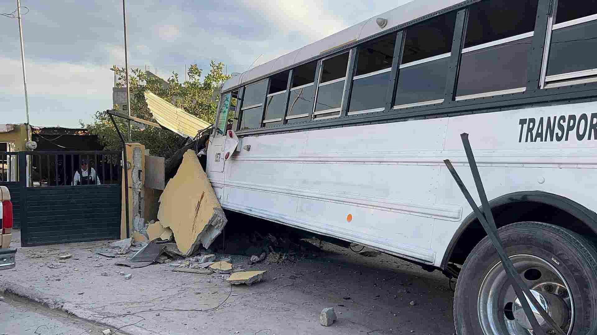 Transporte de Personal se Queda sin Frenos y Choca Contra Vivienda | N+