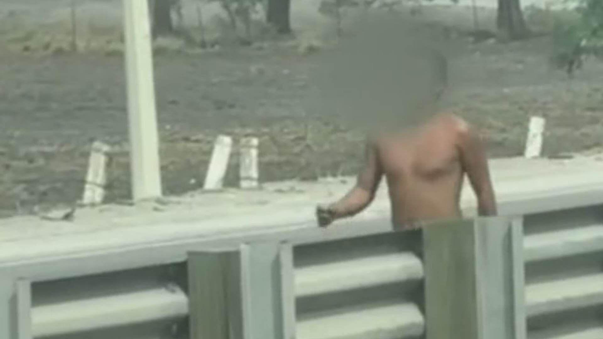 ¿Por el Calor? Hombre Camina Desnudo Sobre la Autopista México-Querétaro